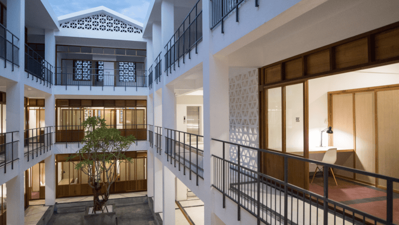 Ký túc xá là kiểu nhà ở thường dành cho sinh viên đại học, có chi phí thấp và được chia khu vực ở và tiện ích công cộng riêng.